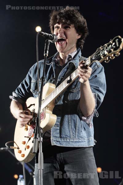 VAMPIRE WEEKEND - 2008-07-04 - PARIS - Hippodrome de Longchamp - Ezra Michael Koenig